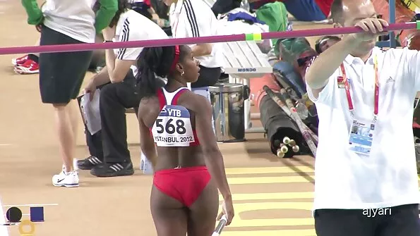 Великий хуй в жопі білявої секс брата та сестри стрункої сучки змусив її стогнати.