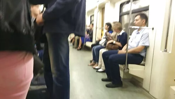 Два чорні порно сестри члени через дірку смачно відсмоктує.