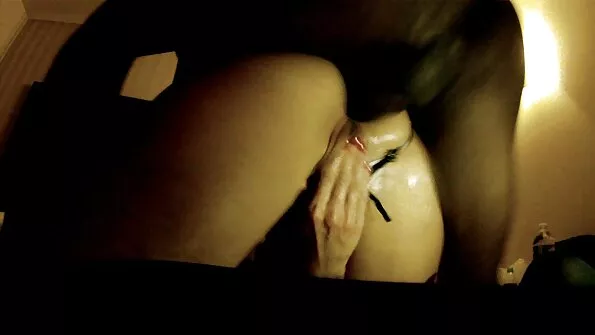 Ніжна порно брат з сестрою повія впустила в пизду чорний шланг.