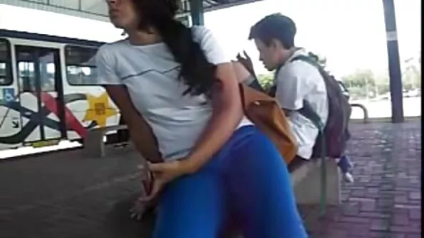 Білявий хахаль вилизав дружині пізду порно сестра з братом досвідченим ротом.