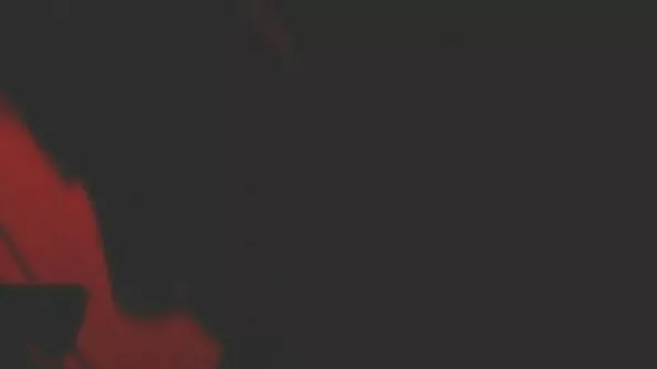 Бритоголовий нахаб грубо трахкає милу порно брата и сестри сучку з апетитною попкою.