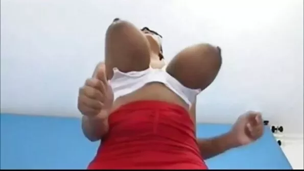 Практикуючий БДСМ секс мен трахкає пов'язану sestra porno в рот.