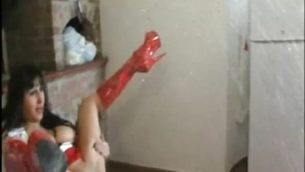 Телка з порно сестра з братом виразними очима глибоко заковтує член.