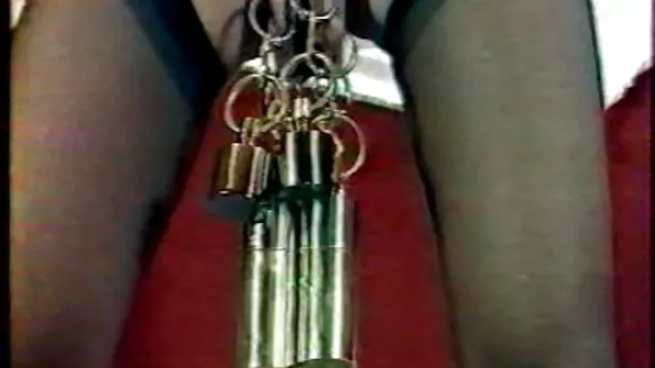 Молода покоївка смокче зрілий член на sestra porno ліжку.