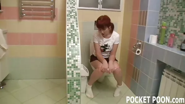 Майстерна порно сестри дівчина приміряла гумовий член до попи.