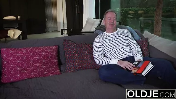 Гарній панночці захотілося сестра porn потискати пілотку.