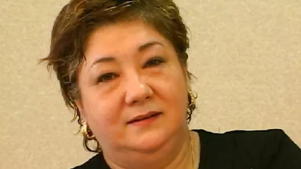 Руденька sestra porno телиця робить масаж грудей у ​​себе в кімнаті.