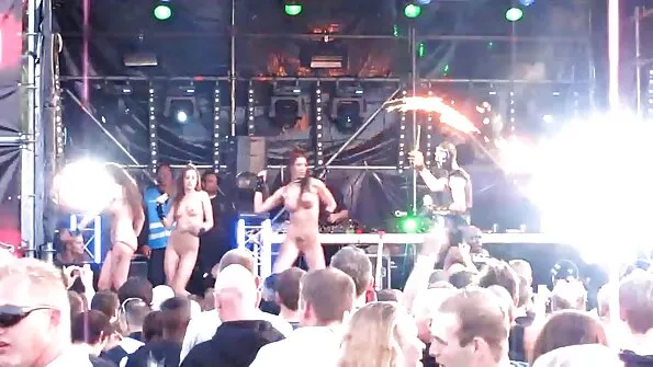 Солоденька студентка масажує seks sestre перед деканом кицьку.