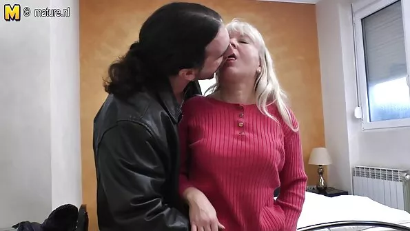 Шаловлива дамочка пристрасно порно брат і сестра трахкає на масажному столі.