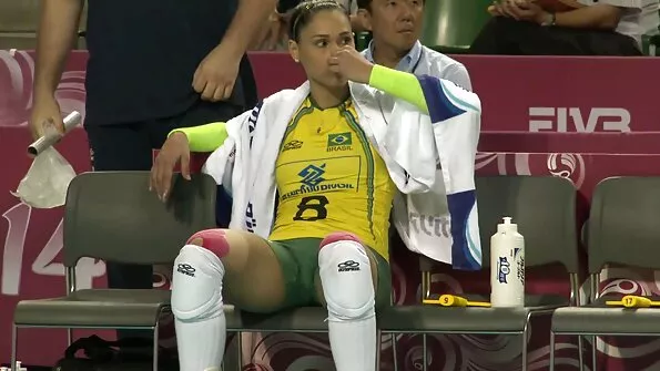 У вагінальний пиріг красуня дає своєму хлопцеві секс с сестрою подовбити себе.