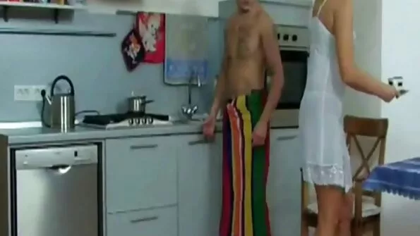 Мачо відмінно оттрахал блондинку у сестра porn вагіну хуйком.