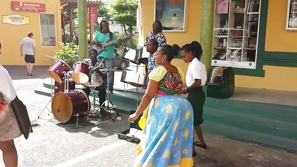 Хтиву повію в трусах і секс брат і сестра панчохах має розпусний хлопець.