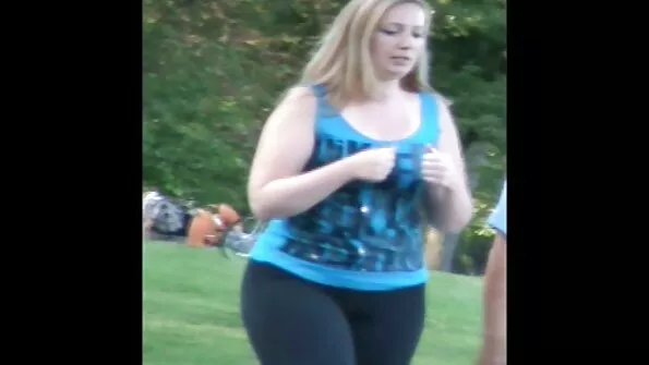 Дівчина порно брата і сестри мастурбує кицьку і постає від кайфу.