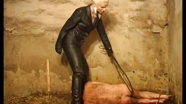 На шкіряному дивані красуня порно брат і сестра розсовує ноги.