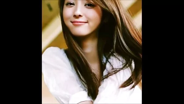 Напівгола худенька секс сестри стрибає на великому члені.