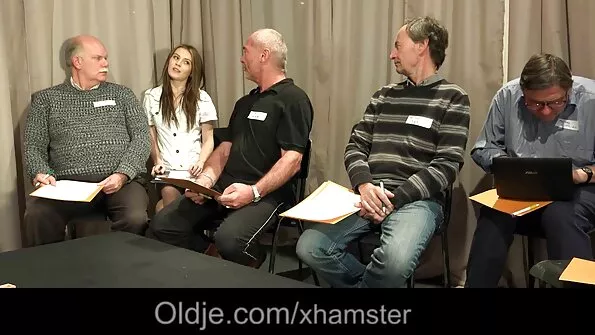 Діловий чоловік трахнув хтиву секретарку. секс з сестрою