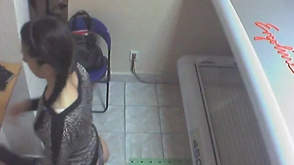 Міцний білий чоловік запропонував негритянці потрахатись. секс сестрою