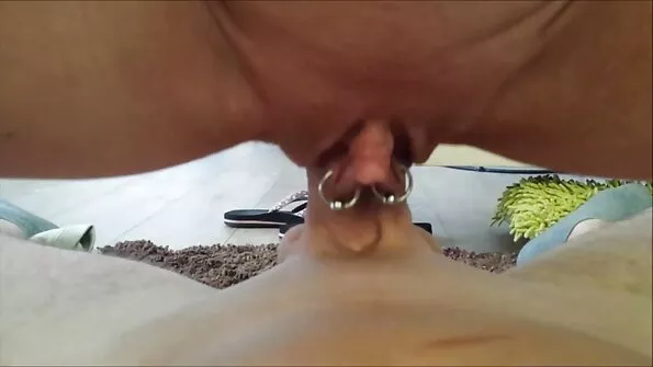 Перед сексом дівчина секс сестри і брата раком смоктала темний член.