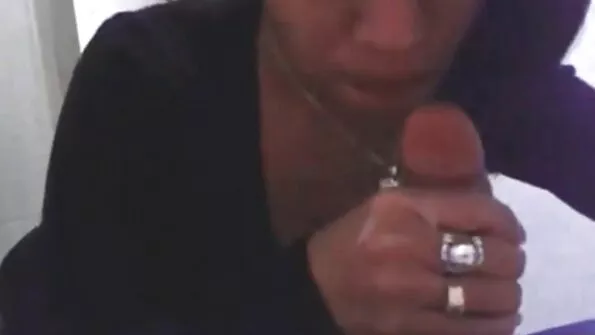 Своїм акуратним порно брата і сестри ротом дівчина повільно смокче член.