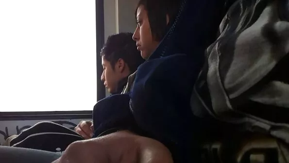 Бритоголовий хлопець вставляє в анал секс брата і сестри худої красуні вібратор.