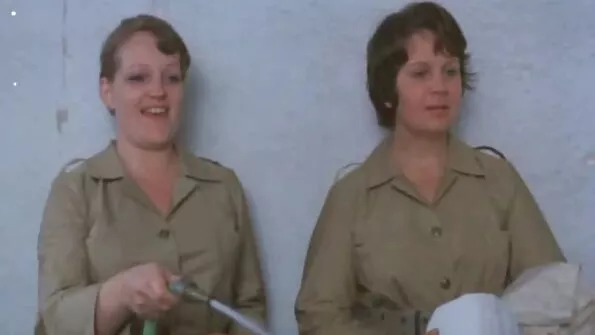 Підкачаний самець увійшов у худу панночку на ліжку. порно брат і сестра