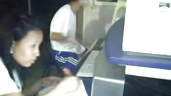 Елегантна шалава третій пальцем дірочку між ногами. брат і сестра секс