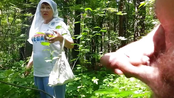 Жирна секс брата і сестри принцеса трахнула з худим скакуном.