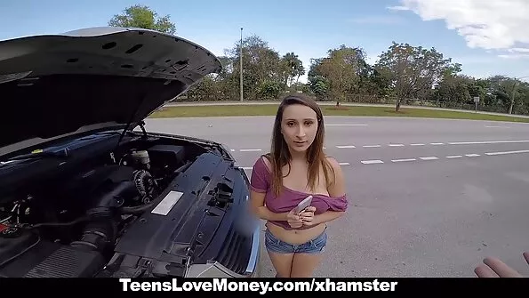 Сестричка дозволила братику порно брата и сестри відполірувати членом свою голену кицьку.