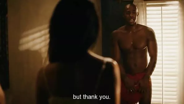 Дівчина з порно брат і сестра класними цицьками виконує мінет.