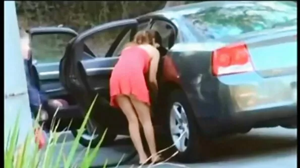 Збуджений sestra xxx хлопець охоче користується ротом брюнетки.