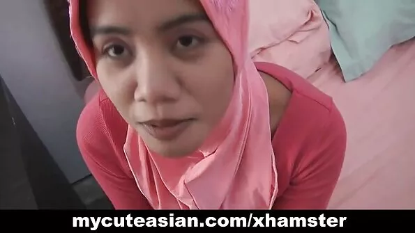 Пузатий самець дівчині розслаблює попку секс сестри членом