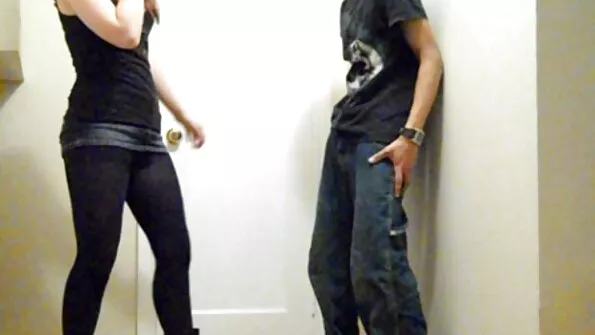 Телиця в блакитному купальнику проковтнула загострений порно брат і сестра член.