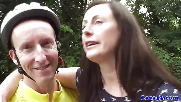 Збуджена брат і сестра секс мама трахкає з татом на ліжку.