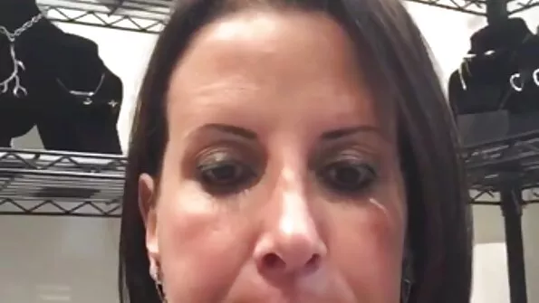 Жінка після порно онлайн брат і сестра роботи станцювала для чоловіка стриптиз.