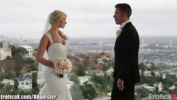 Зріла жінка пестить секс з сестрою писю в кріслі і отримує задоволення.