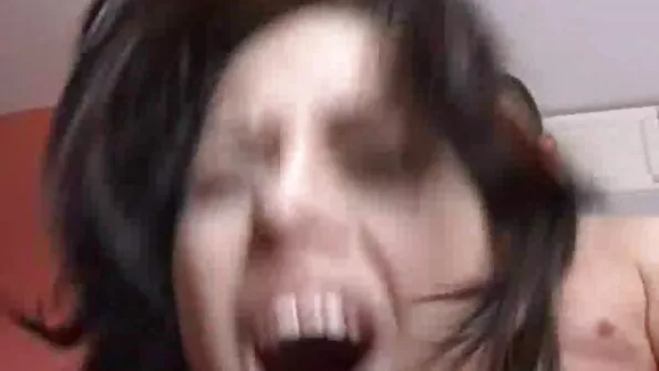 Змащена та гола пизда бабки була оброблена pornobrat sestra вібратором.