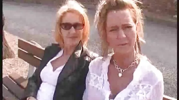 Сексуальна стерва сестра porn підставляє хлопцеві очко.