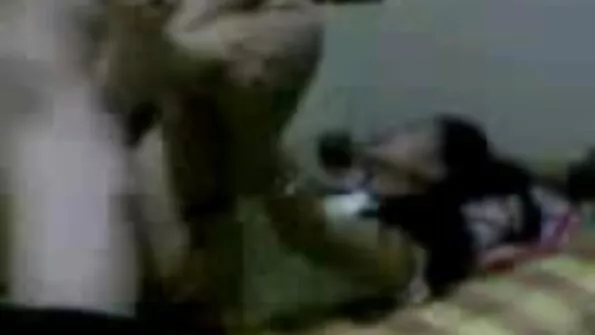 Ніггер грубо натягує худорлявість секс з сестрою на великий чорний член.