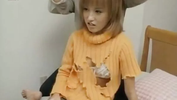 Охоче ​​ебет смагляву порно брат з сестрою дірку пишної метелика.