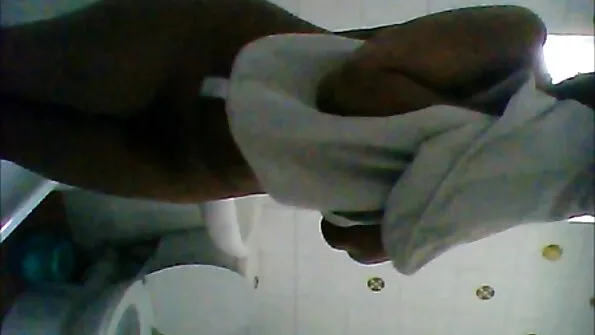 Симпатична чика знімає стрес секс брат і сестра смоктанням члена.