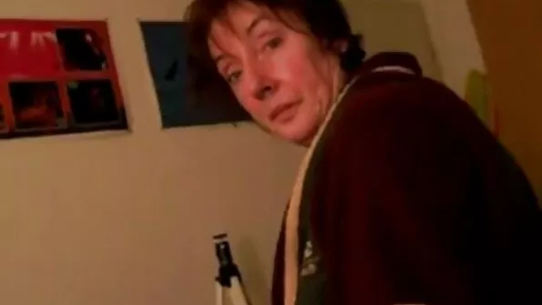 Хлопець жорстко виебал на дивані порно сестри свою вузькооку подругу.