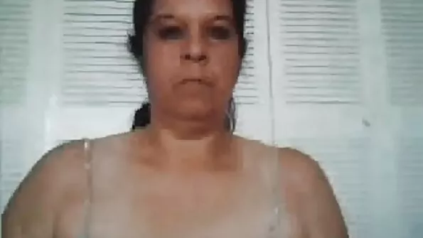 Примостився на дивані і відімів дівку в кицьку своїм перчиком. секс брат і сестра