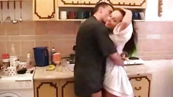 Розкрила ніжки і вставила секс брат і сестра в пизду вібратор.