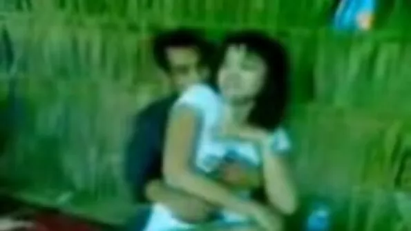 Бабця смикає манду після викуреної сигарети. sestra porno