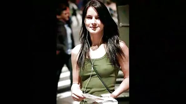 Збуджена принцеса мастурбує в кабінеті порно сестри чоловіка.