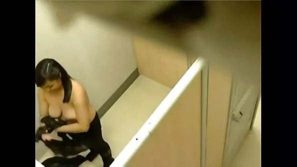 Хтива мілфа займається сексом за спиною у секс брата з сестрою дочки.