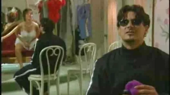 На великому ліжку два хлопці секс з сестрою ебут одну сучку.