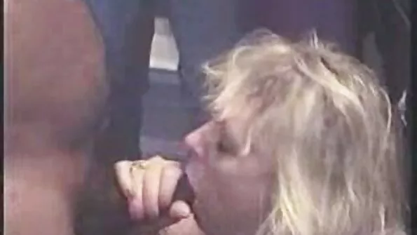 Натягує на член у porno film brat панчохах красуню у дивана.