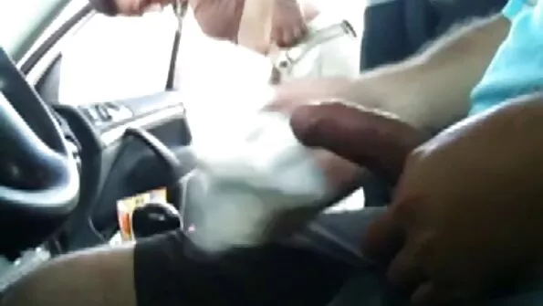 Розім'яв брюнеточці секс сестри писю своїм міцним фалосом.