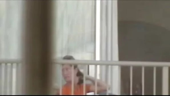 Брюнетка з короткою зачіскою бере в рот. секс с сестрою